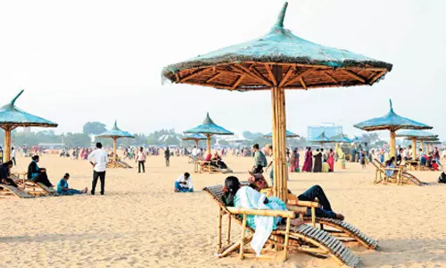 மூங்கில் இருக்கைகள், அலங்கார வளைவுகள்... கோவா போல மாறும் மெரினா