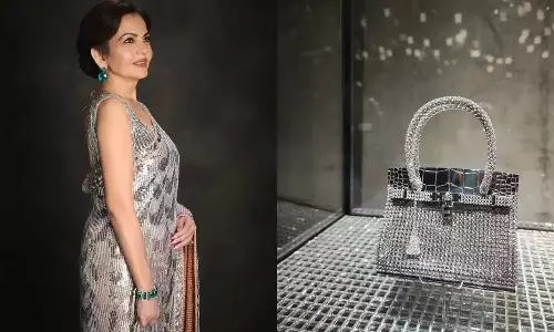 தீபாவளி விருந்தில் வெள்ளி சேலை, ரூ.17 கோடி மதிப்புள்ள பையுடன் வலம் வந்த நீதா அம்பானி