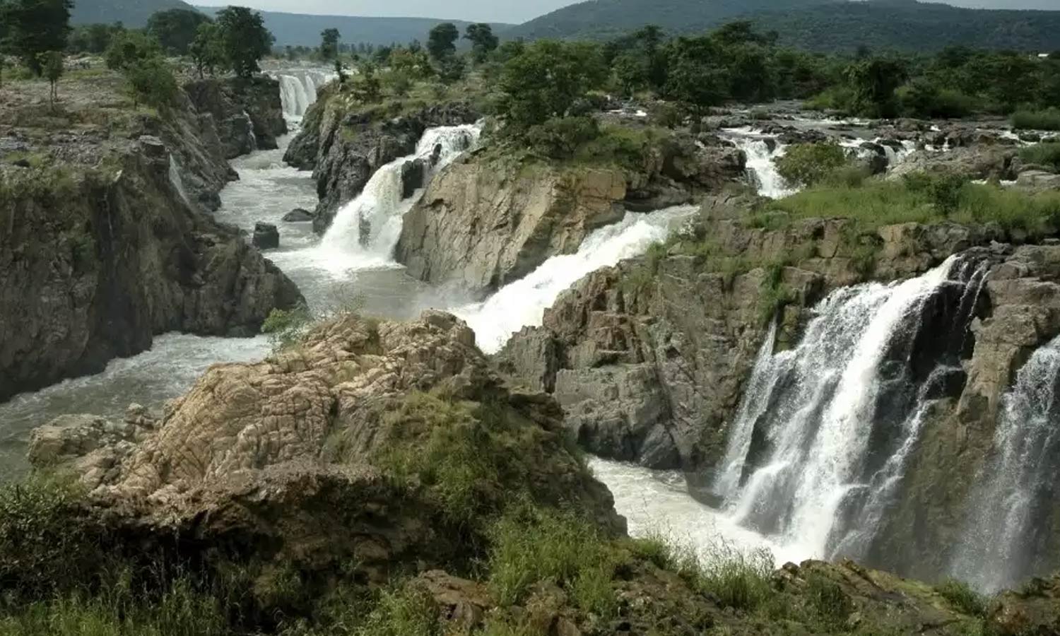 ஒகேனக்கல்லுக்கு நீர்வரத்து வினாடிக்கு 14 ஆயிரம் கனஅடியாக குறைந்தது - பரிசல் இயக்க அனுமதி
