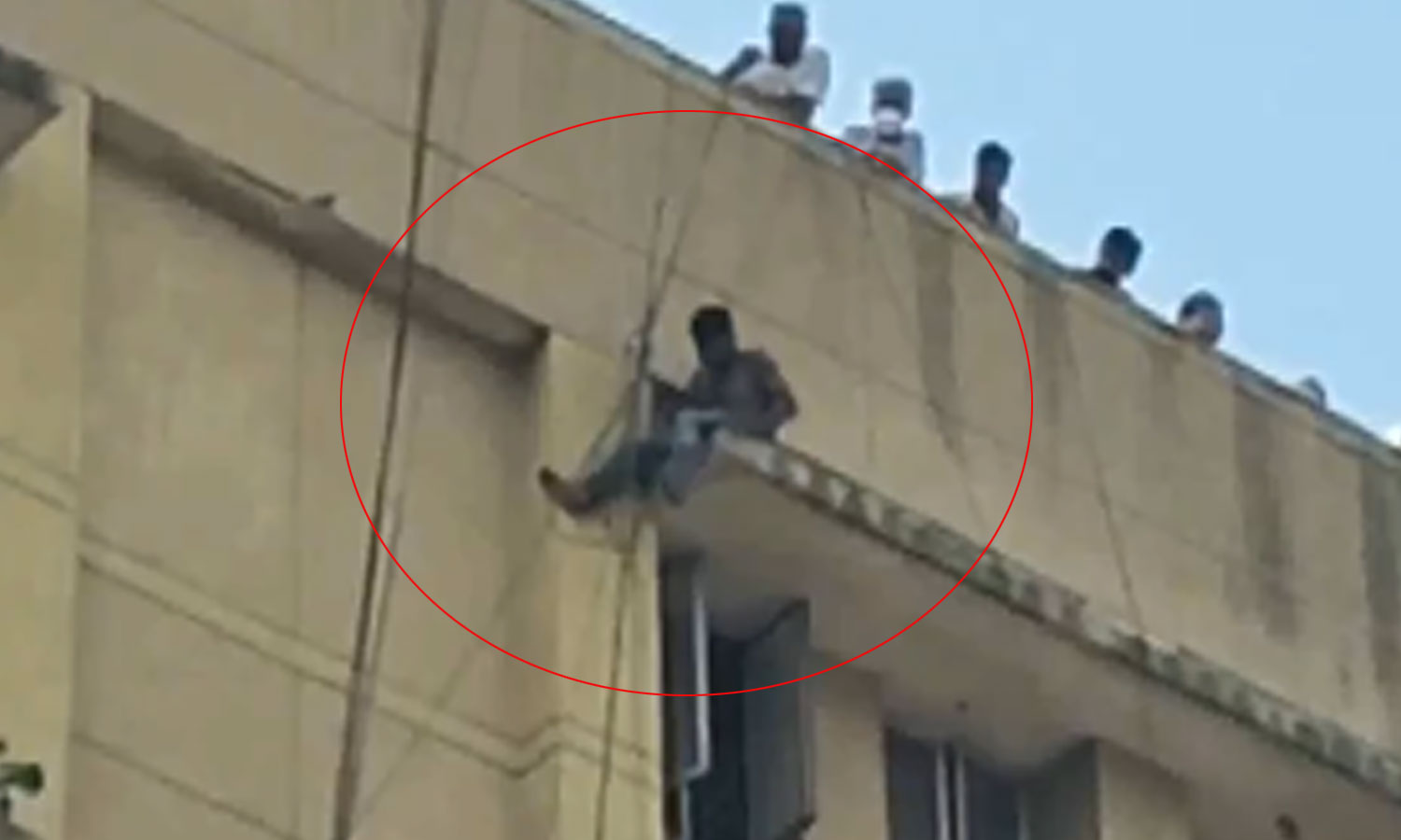 VIDEO: மருத்துவமனையின் மாடியில் இருந்து தற்கொலைக்கு முயன்ற வாலிபர்... அடுத்து நிகழ்ந்த சம்பவம்