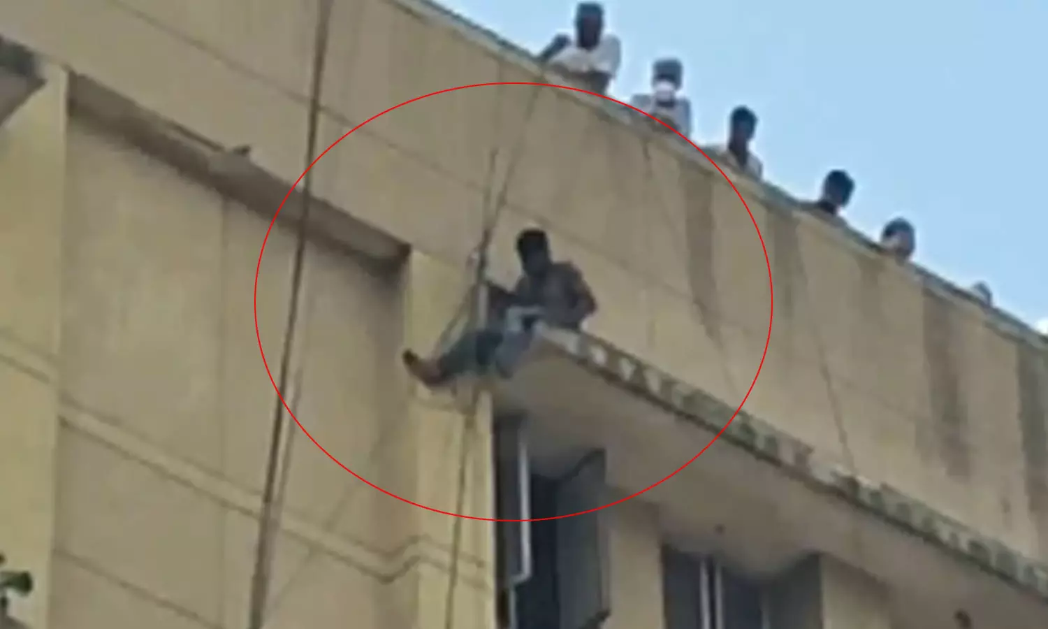 VIDEO: மருத்துவமனையின் மாடியில் இருந்து தற்கொலைக்கு முயன்ற வாலிபர்... அடுத்து நிகழ்ந்த சம்பவம்