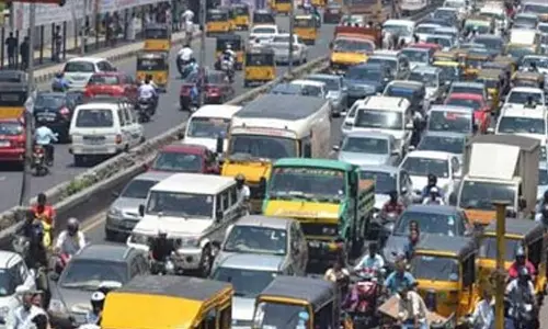 கிளாம்பாக்கம் பேருந்து நிலையத்தில் கூட்ட நெரிசலை கட்டுப்படுத்தும் விதமாக போக்குவரத்து மாற்றம்