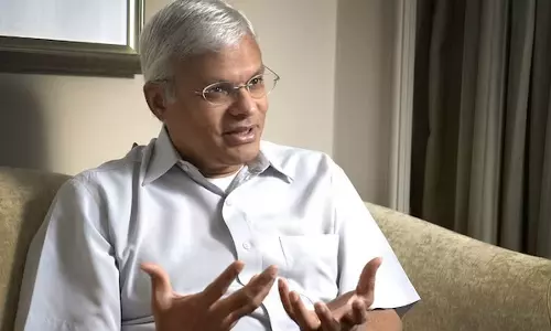 ஆவணங்கள் பதுக்கல் - இந்திய வம்சாவளி ஆலோசகர் கைது