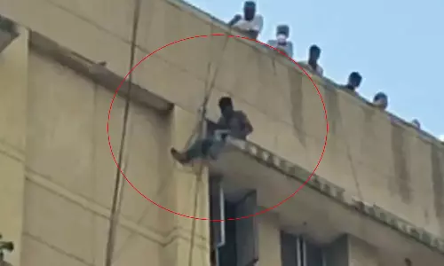 VIDEO: மருத்துவமனையின் மாடியில் இருந்து தற்கொலைக்கு முயன்ற வாலிபர்... அடுத்து நிகழ்ந்த சம்பவம்