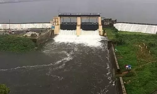 கொசஸ்தலை ஆற்றில் நீர்வரத்து அதிகரிப்பு- புழல் ஏரியில் இருந்து 700 கன அடி நீர் திறப்பு