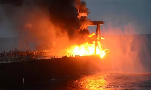 இந்தோனேசியாவில் சோகம்: எண்ணெய் கப்பலில் ஏற்பட்ட தீ விபத்தில் சிக்கி 10 பேர் பலி