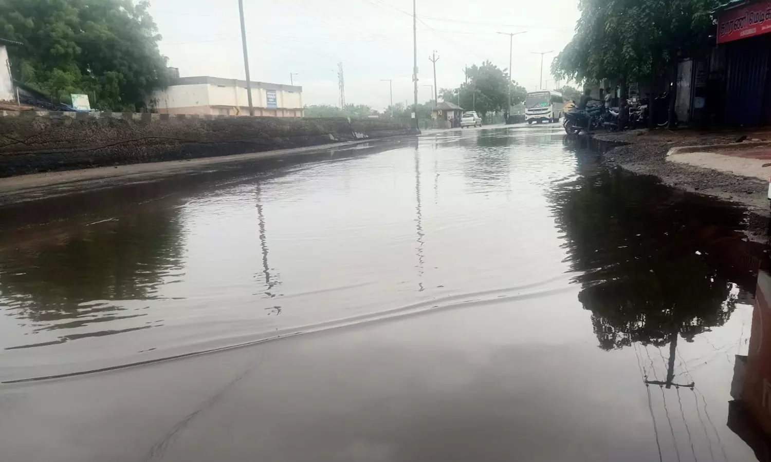 தூத்துக்குடியில் கனமழையால் வெள்ளக்காடான சாலைகள் - மருத்துவமனைக்குள் மழைநீர் புகுந்தது