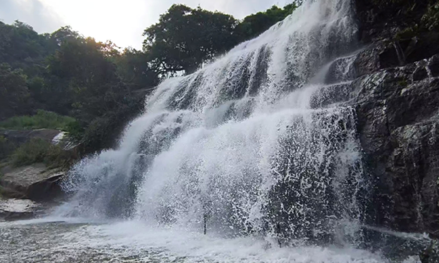 முல்லை பெரியாறு அணையின் நீர்மட்டம் மீண்டும் உயர்வு - அருவிகளில் வெள்ளப்பெருக்கு