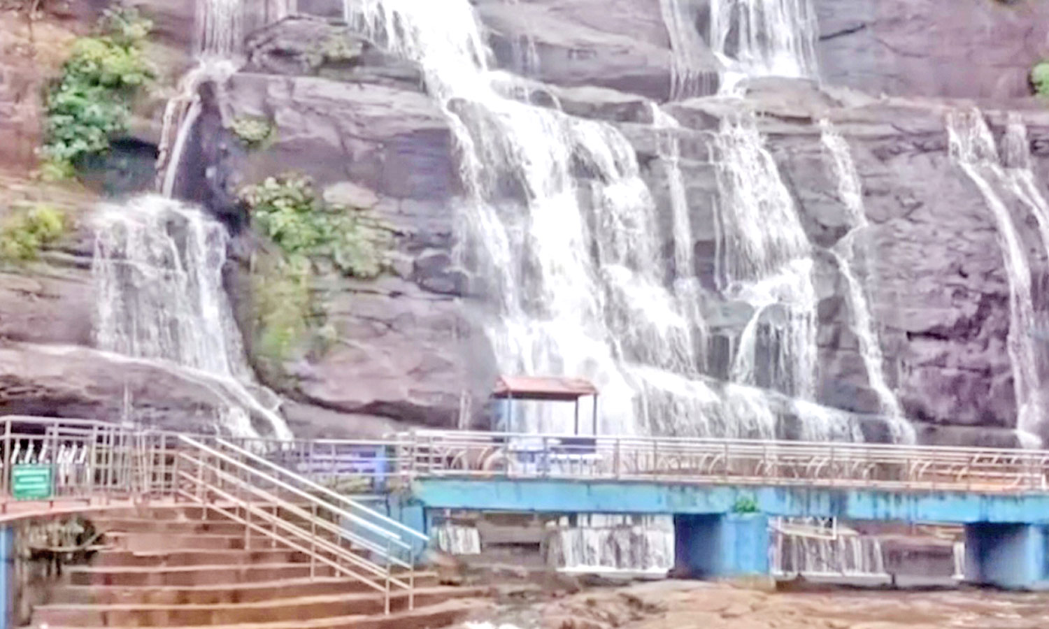 தென்காசி மாவட்டத்திற்கு 'ஆரஞ்சு அலர்ட்' - குற்றாலம் மெயின் அருவியில் குளிக்க தடை விதிப்பு