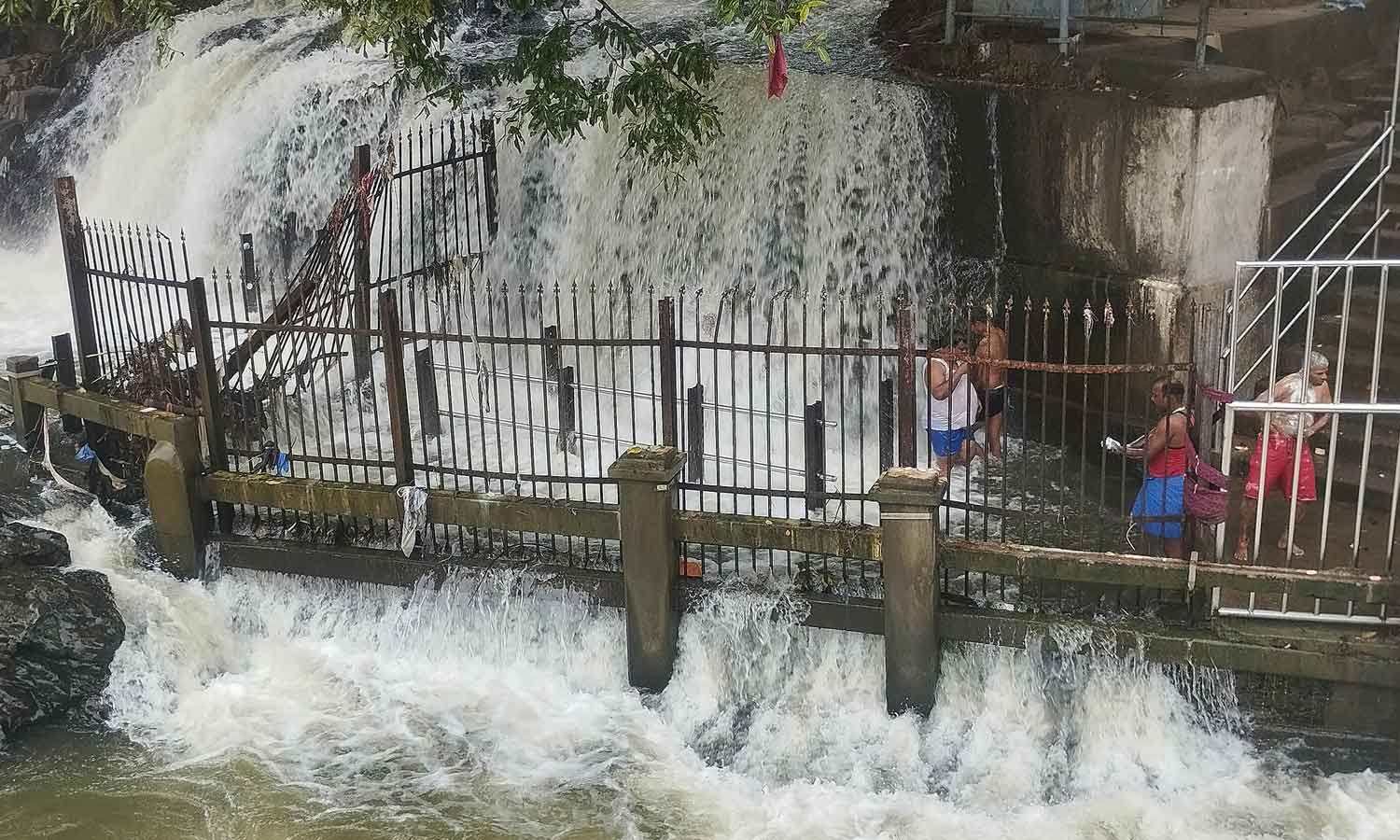 நீர்வரத்து 9,500 கனஅடியாக குறைந்தது: ஒகேனக்கல் அருவியில் குளிக்க அனுமதி