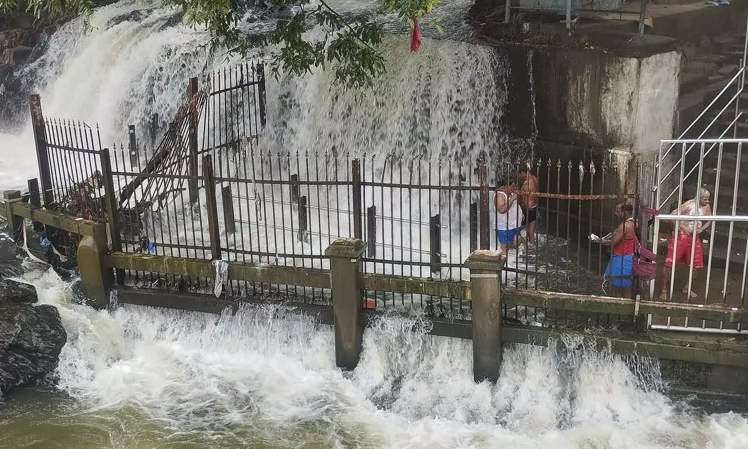 நீர்வரத்து 9,500 கனஅடியாக குறைந்தது: ஒகேனக்கல் அருவியில் குளிக்க அனுமதி நீர்வரத்து 9,500 கனஅடியாக குறைந்தது: ஒகேனக்கல் அருவியில் குளிக்க அனுமதி