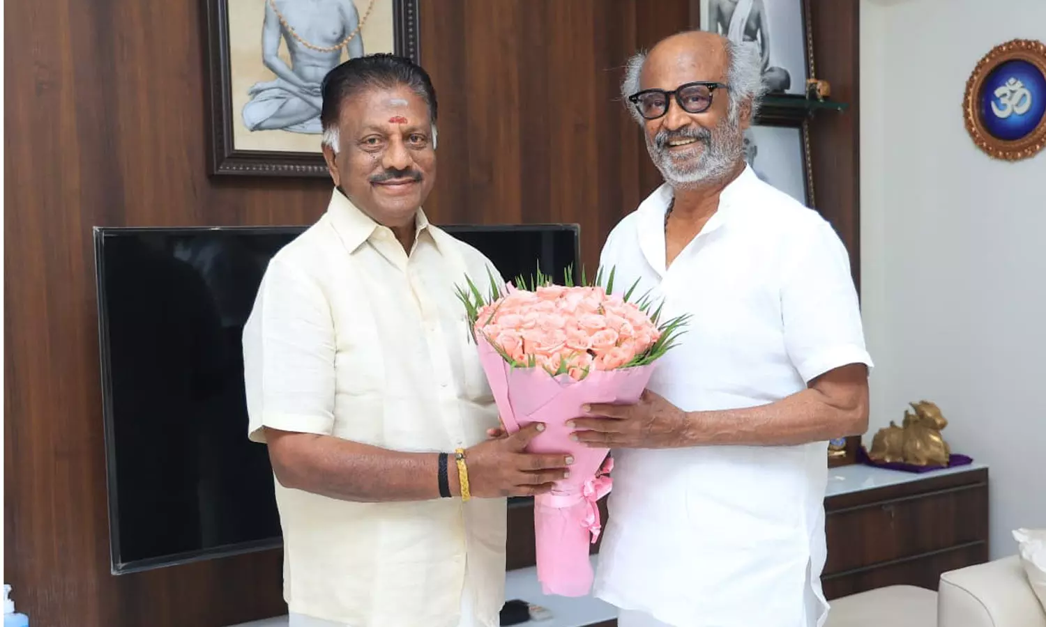 நடிகர் ரஜினிகாந்துடன் ஓ.பன்னீர்செல்வம் திடீர் சந்திப்பு நடிகர் ரஜினிகாந்துடன் ஓ.பன்னீர்செல்வம் திடீர் சந்திப்பு