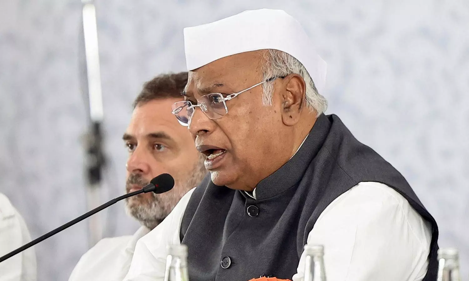 பீகார் சட்டசபை தேர்தல்: 48 பேர் கொண்ட முதல் கட்ட வேட்பாளர் பட்டியலை வெளியிட்டது காங்கிரஸ் பீகார் சட்டசபை தேர்தல்: 48 பேர் கொண்ட முதல் கட்ட வேட்பாளர் பட்டியலை வெளியிட்டது காங்கிரஸ்