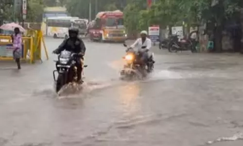 வெளுத்து வாங்கும் கனமழை- வெள்ளக்காடாக மாறிய திருச்செந்தூர்