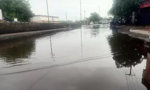 தூத்துக்குடியில் கனமழையால் வெள்ளக்காடான சாலைகள் - மருத்துவமனைக்குள் மழைநீர் புகுந்தது