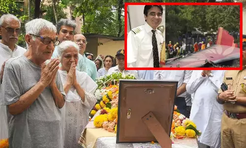 அகமதாபாத் விமான விபத்துக்கு யார் காரணம்? - உச்சநீதிமன்றத்தை நாடிய விமானியின் தந்தை