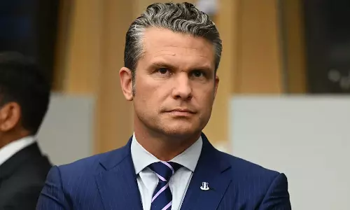 ராணுவ மந்திரி சென்ற விமானத்தின் கண்ணாடியில் திடீர் விரிசல்: அவசரமாக தரையிறக்கம்