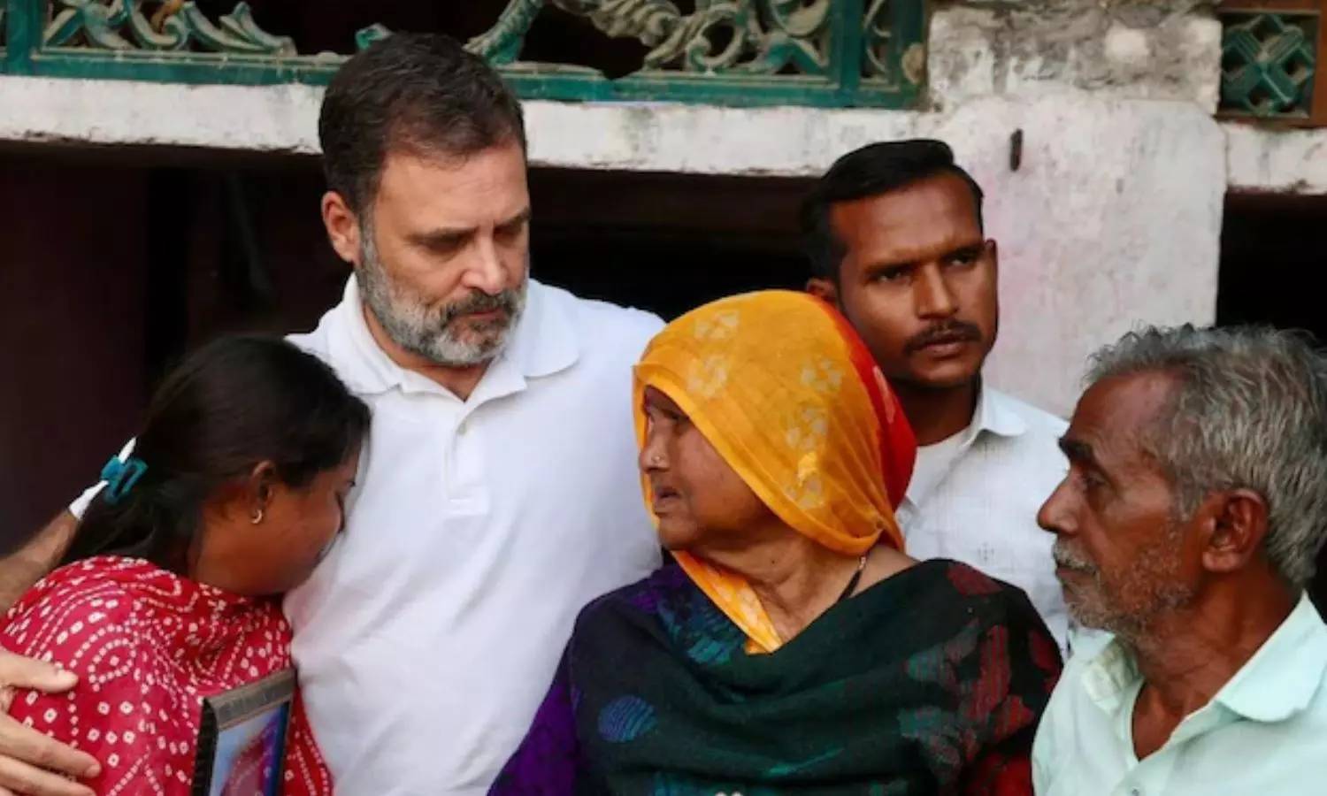 ரேபரேலியில் அடித்துக் கொல்லப்பட்ட தலித் நபரின்  குடும்பத்தினரை நேரில் சந்தித்து ராகுல் ஆறுதல்