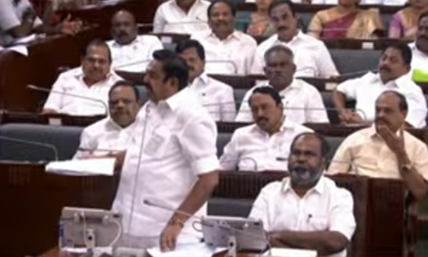 நெல் கொள்முதல் நிலையங்களில் தினமும் 1,000 மூட்டைகளை கொள்முதல் செய்ய வேண்டும் - இ.பி.எஸ்.