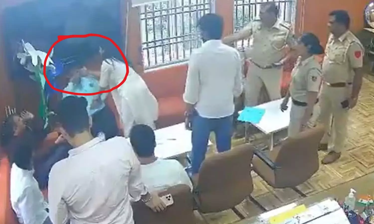 VIDEO: டெல்லி பல்கலைக்கழக ஆசிரியரின் கன்னத்தில் அறைந்த ABVP தலைவி - போலீசார் முன்னிலையில் நடந்த சம்பவம்
