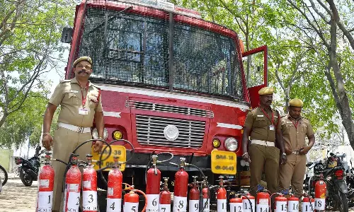 தீபாவளி வெடி விபத்துக்களை எதிர்கொள்ள 8 ஆயிரம் தீயணைப்பு வீரர்கள் தயார்
