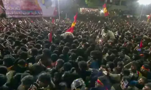 கரூரில் விசாரணையை தொடங்கும் சி.பி.ஐ. - சம்பவம் நடந்த வேலுச்சாமிபுரத்தை பார்வையிடும் அதிகாரிகள்