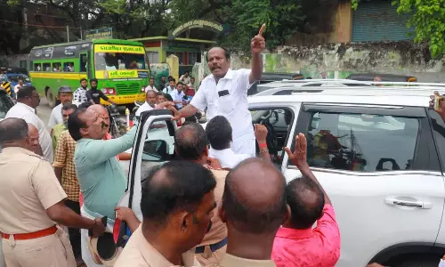 எம்.ஜி.ஆர். சிலைக்கு மாலை அணிவிக்கும் நிகழ்ச்சியில் இ.பி.எஸ்.-ஓ.பி.எஸ். அணியினர் மோதல்