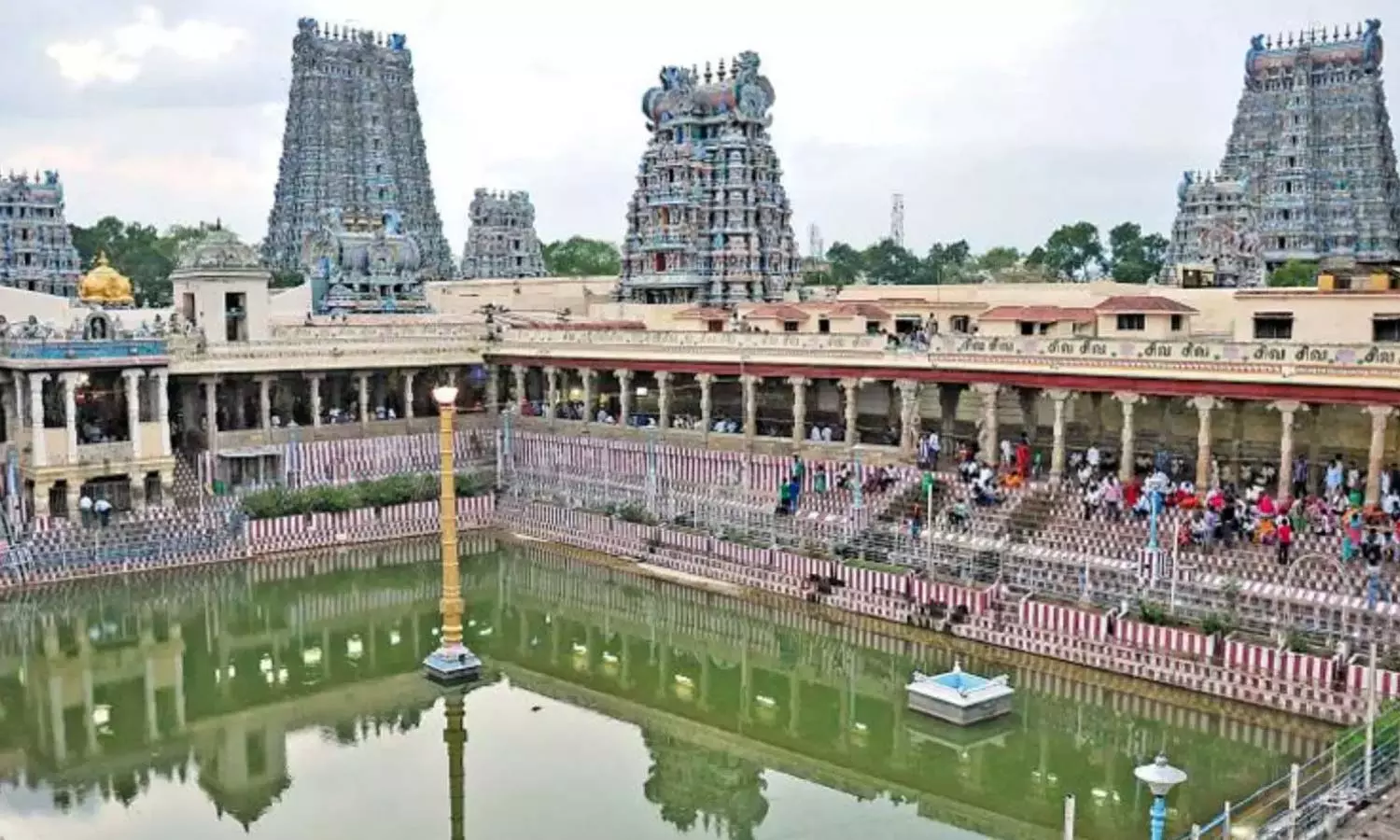 மீனாட்சி அம்மன் கோவிலை சுற்றி பட்டாசுகள் வெடிக்க வேண்டாம்- கோவில் நிர்வாகம் வேண்டுகோள்