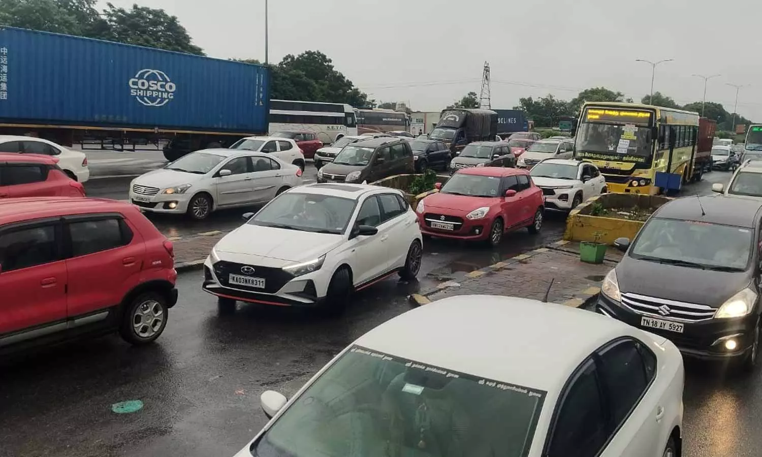 விக்கிரவாண்டி சுங்கச்சாவடியில் போக்குவரத்து நெரிசல்- 1 கி.மீ. தூரத்திற்கு அணி வகுத்து நின்ற வாகனங்கள்