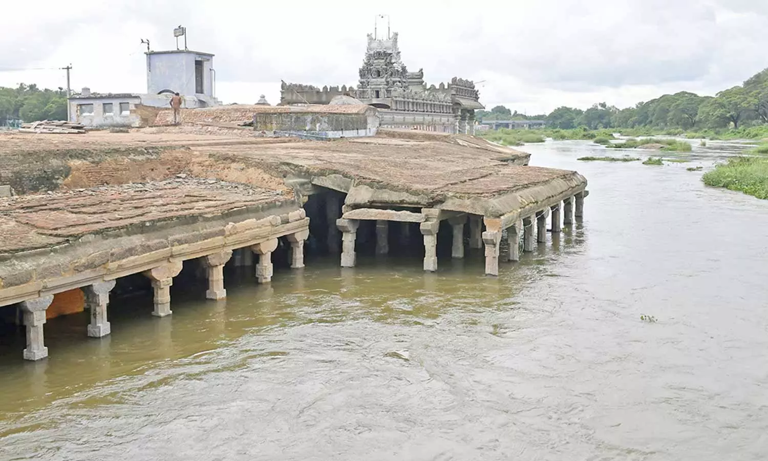 மேற்கு தொடர்ச்சி மலைப்பகுதியில் தொடரும் கனமழை: குறுக்குத்துறை முருகன் கோவிலை சூழ்ந்த வெள்ளம் மேற்கு தொடர்ச்சி மலைப்பகுதியில் தொடரும் கனமழை: குறுக்குத்துறை முருகன் கோவிலை சூழ்ந்த வெள்ளம்