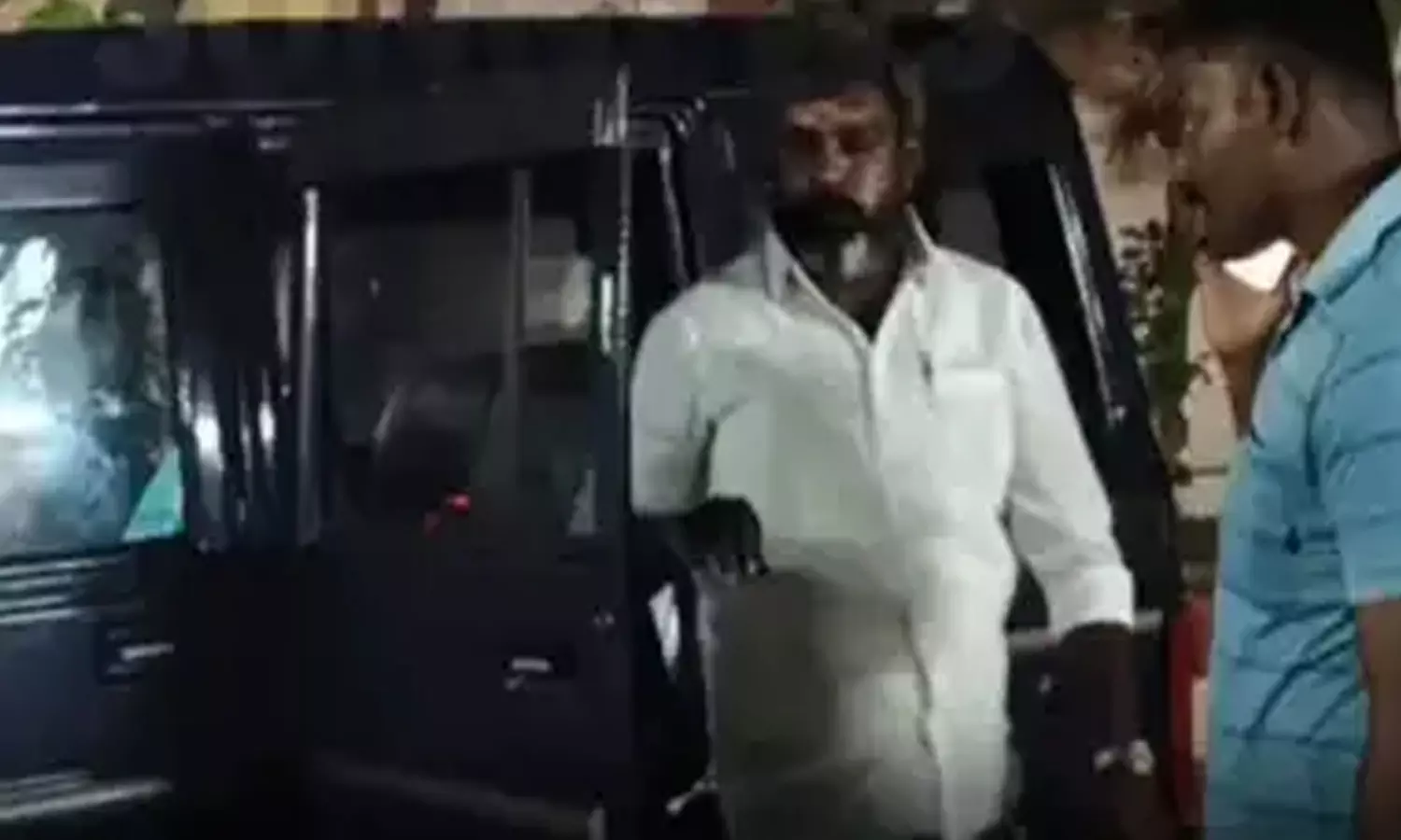 ஆம்புலன்ஸ் டிரைவரை தாக்கிய விவகாரம்- த.வெ.க. செயலாளர் ஜாமீனில் விடுவிப்பு ஆம்புலன்ஸ் டிரைவரை தாக்கிய விவகாரம்- த.வெ.க. செயலாளர் ஜாமீனில் விடுவிப்பு