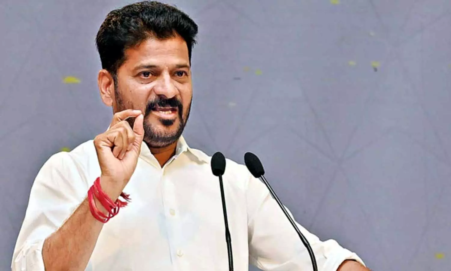 அரசு ஊழியர்கள் அவர்களின் பெற்றோர்களை புறக்கணித்தால் சம்பளம் பிடித்தம்: ரேவந்த் ரெட்டி