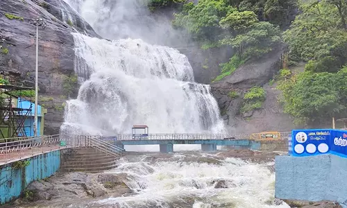 தொடர்ந்து வெள்ளப்பெருக்கு: குற்றால அருவிகளில் குளிக்க 3-வது நாளாக தடை