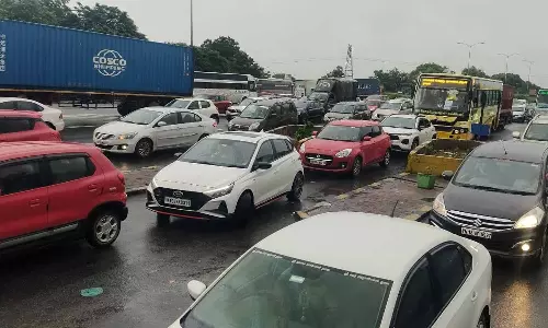 விக்கிரவாண்டி சுங்கச்சாவடியில் போக்குவரத்து நெரிசல்- 1 கி.மீ. தூரத்திற்கு அணி வகுத்து நின்ற வாகனங்கள்