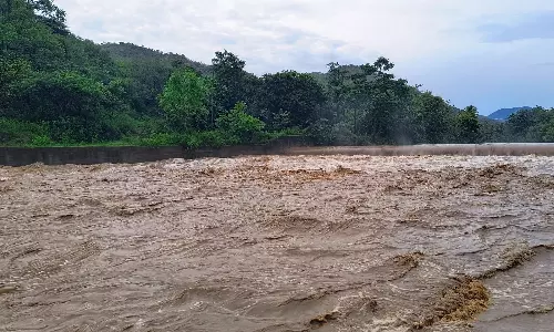 முழு கொள்ளளவை நெருங்கும் வைகை அணை நீர்மட்டம்- கடும் வெள்ளப்பெருக்கால் விவசாயிகள் அவதி