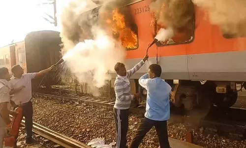 VIDEO: பஞ்சாபில் ஓடும் ரெயிலின் ஏசி பெட்டியில் பயங்கர தீ விபத்து