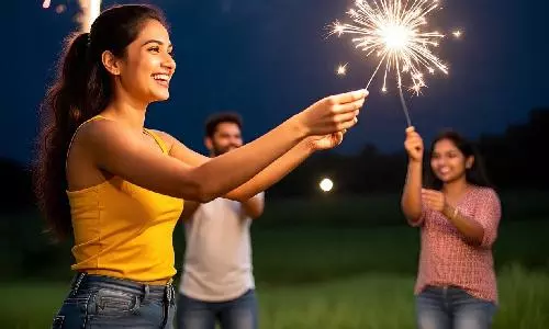 பெண்களே... பட்டாசு வெடிக்கும்போது இறுக்கமான உடைகளை அணியுங்கள்!