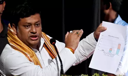 தைரியம் இருந்தால் வந்துபார் என மம்தா கட்சி எம்.பி. சவால்: மோட்டார் சைக்கிள் பேரணி மேற்கொண்ட மத்திய அமைச்சர்