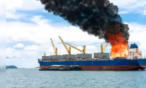 ஏடன் வளைகுடாவில் தீப்பற்றி எரியும் கப்பல்: ஹவுதி காரணமா?