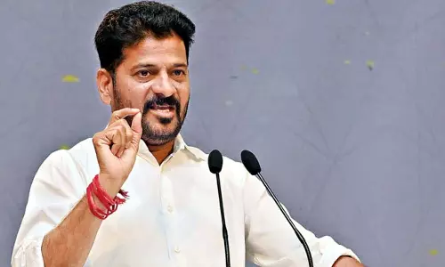 அரசு ஊழியர்கள் அவர்களின் பெற்றோர்களை புறக்கணித்தால் சம்பளம் பிடித்தம்: ரேவந்த் ரெட்டி