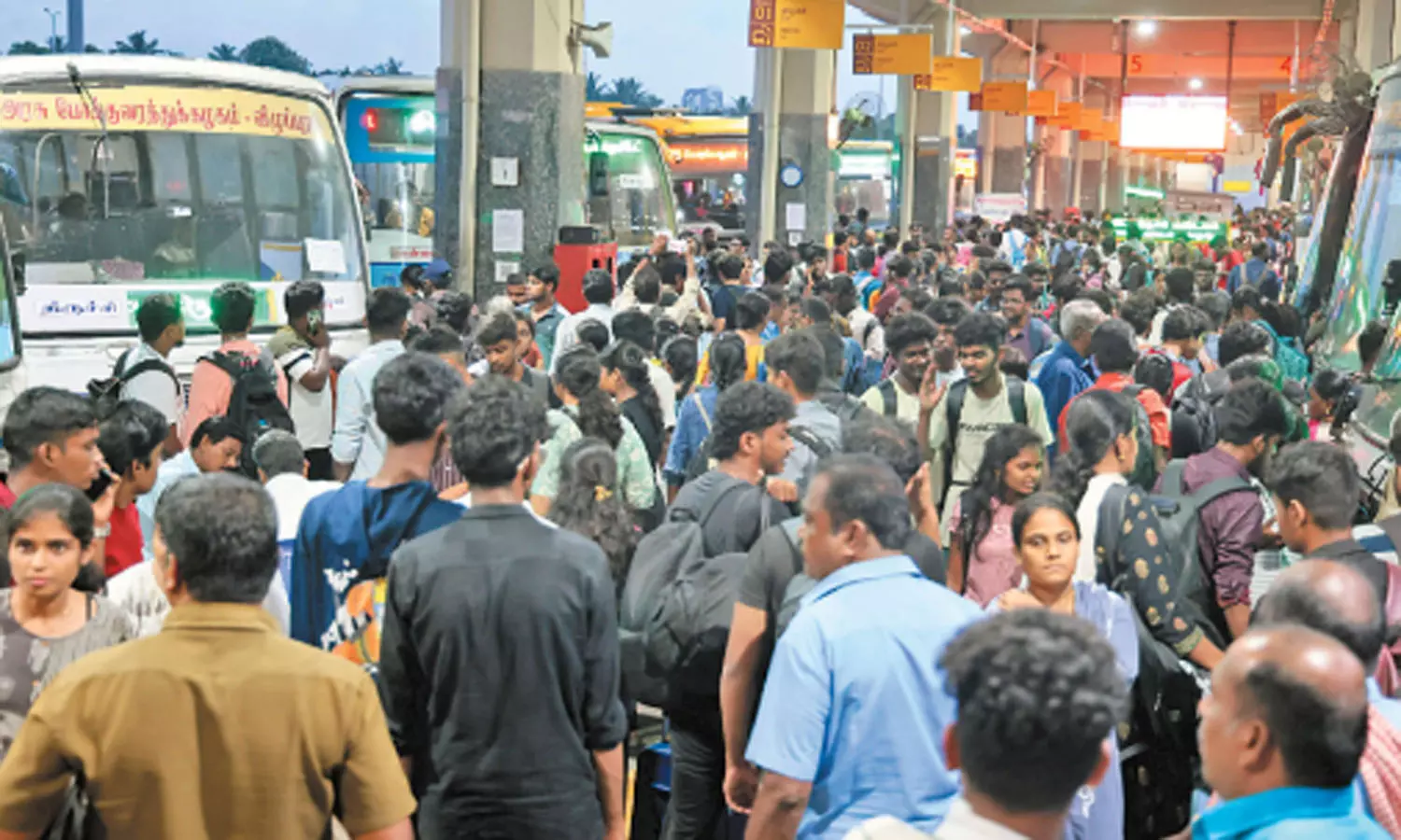 தீபாவளி பண்டிகை - சென்னையில் இருந்து இயக்கப்பட்ட பஸ்களில் 6.15 லட்சம் பேர் பயணம்