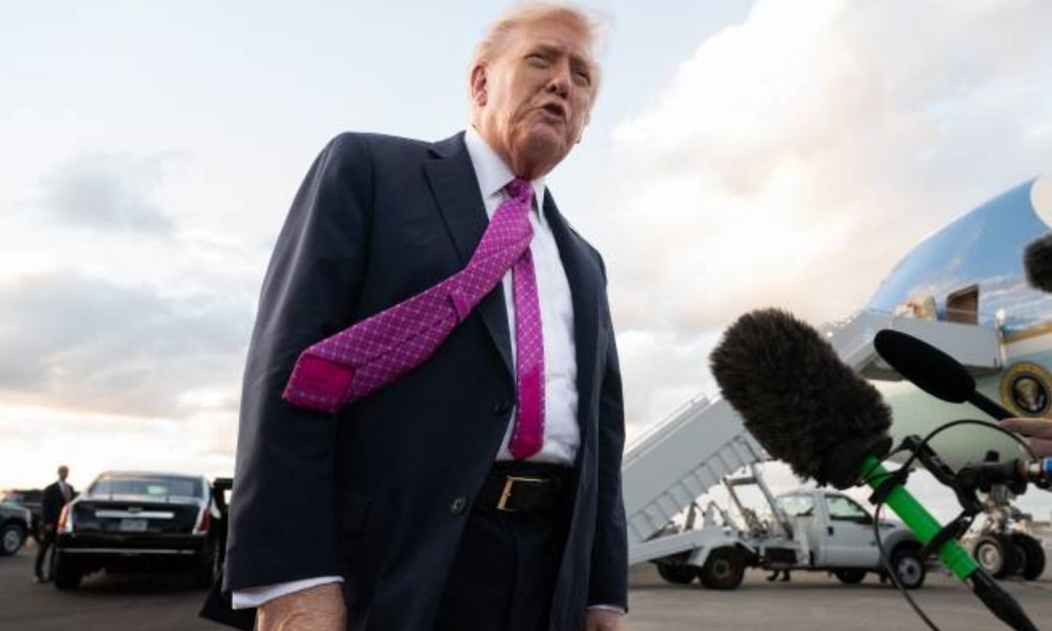 உயிர் தப்பிய 25,000 அமெரிக்கர்கள்.. அதிரடி காட்டிய டிரம்ப்  - கரீபியன் கடலில் சம்பவம்! - வீடியோ