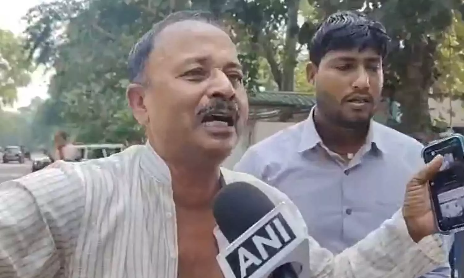 லல்லு பிரசாத் கட்சியில் சீட் கொடுக்க மறுத்ததால் சட்டையை கிழித்து, தரையில் புரண்டு அழுத நிர்வாகி