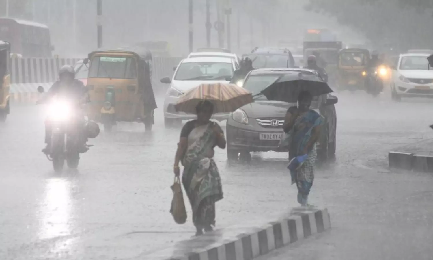தமிழகத்தில் தீவிரமடைந்துள்ள வடகிழக்கு பருவமழை- மீனவர்களுக்கு எச்சரிக்கை