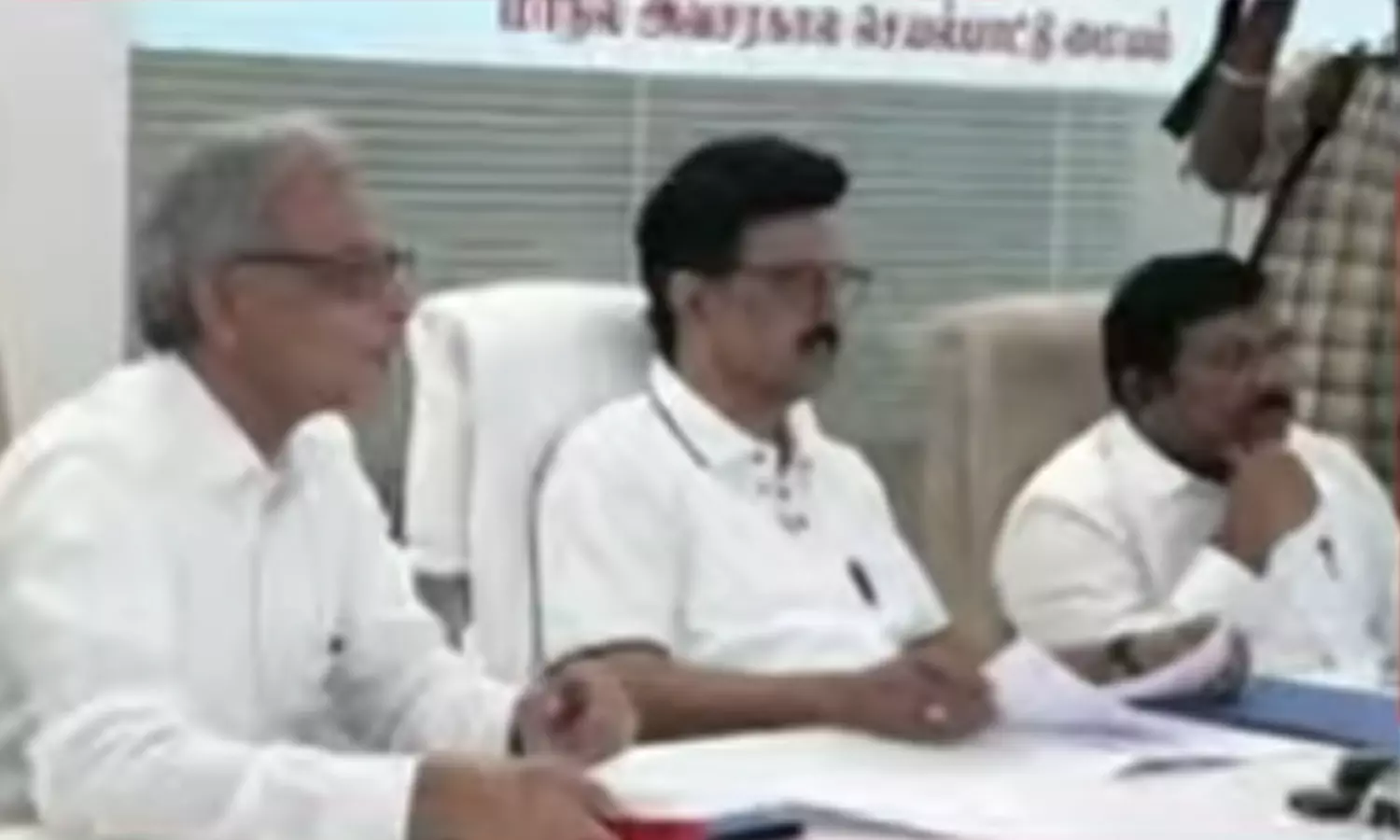 தீவிரமடையும் பருவமழை- அவசரகால செயல்பாட்டு மையத்தில் முதலமைச்சர் ஆய்வு