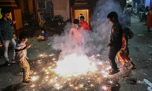 பொதுமக்கள் பாதுகாப்பாக தீபாவளியை கொண்டாட வேண்டும்- பொது சுகாதாரத்துறை அறிவுறுத்தல்