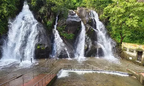 குற்றால அருவிகளில் 4-வது நாளாக சுற்றுலா பயணிகள் குளிக்க தடை