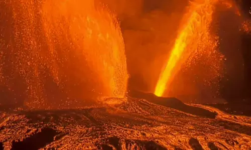 VIDEO: 2,400 அடி உயரத்திற்கு வெடித்துச் சிதறிய கிளாவியா எரிமலை