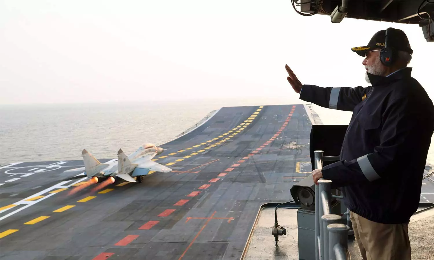 ஐஎன்எஸ் விக்ராந்த் கடற்படை கப்பலில் தீபாவளியை கொண்டாடிய பிரதமர் மோடி