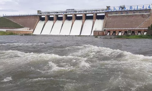 முழு கொள்ளளவை எட்டிய வைகை அணை: உபரி நீர் வெளியேற்றம் அதிகரிப்பு- 5 மாவட்டங்களுக்கு எச்சரிக்கை